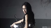 Menggunakan sistem pencahayaan yang sengaja dibuat dark, ia terus berani menampilkan pose sensual terbaiknya.