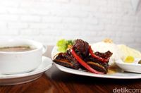 Koffie Tijd: Menikmati Kelezatan Sate Pak Kromo Dalam Suasana Kolonial 