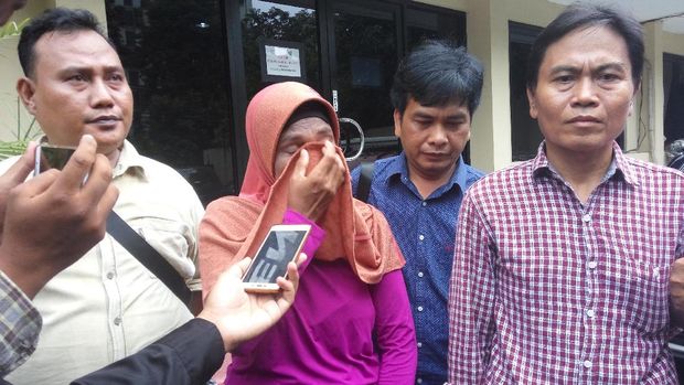 Keluarga menilai polisi telah melanggar kode etik karena berfoto di depan mayat lima pelajar yang diduga begal itu.