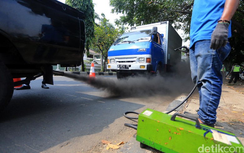Uji Emisi Asap Knalpot Petugas dari Badan Pengelola Lingkungan Hidup Daerah (BPLHD) DKI Jakarta menggelar uji emisi gratis di Jl Danau Sunter, Jakarta Utara, Rabu (3/5/2017). Uji emisi ini dilakukan serentak dari tanggal 2 hingga 18 Mei mendatang di sejumlah wilayah. Ditargetkan, sebanyak 10.000 kendaraan akan diuji emisi untuk mengukur dan mengevaluasi kualitas udara di DKI Jakarta.