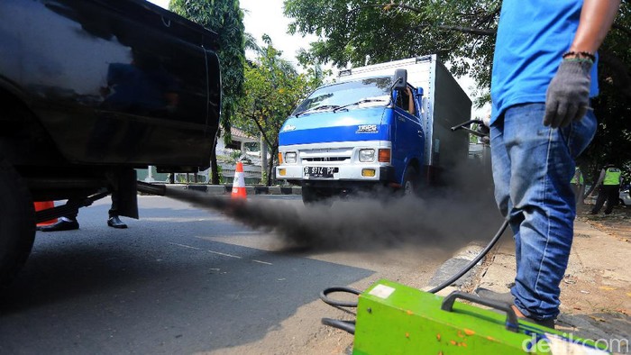 Petugas dari Badan Pengelola Lingkungan Hidup Daerah (BPLHD) DKI Jakarta menggelar uji emisi gratis di Jl Danau Sunter, Jakarta Utara, Rabu (3/5/2017). Uji emisi ini dilakukan serentak dari tanggal 2 hingga 18 Mei mendatang di sejumlah wilayah. Ditargetkan, sebanyak 10.000 kendaraan akan diuji emisi untuk mengukur dan mengevaluasi kualitas udara di DKI Jakarta.