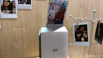 Ada pula Instax Share SP2 yang dapat mencetak foto dari ponsel. (Foto: detikINET/Adi Fida Rahman)