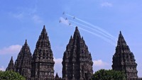 Formasi dan Manuver Jupiter Aerobatic Team di Yogyakarta. Foto diambil dari Candi Prambanan. (Dok. Ardian MK)