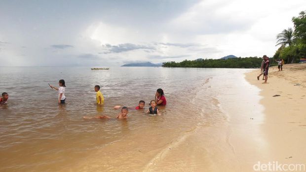  Wisatawan menikmati Pantai Atapupu (Fitraya/detikTravel)