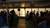 Senja di hari keempat ada di Kota Hong Kong. Jika kota ini membuat Anda terlambat melihat senja dari atas kapal, Anda bisa mendatangi pelabuhan penyebrangannya yang dipenuhi warga Hong Kong untuk menghabiskan waktu sore melihat gedung pencakar langitnya (Masaul/detikTravel)