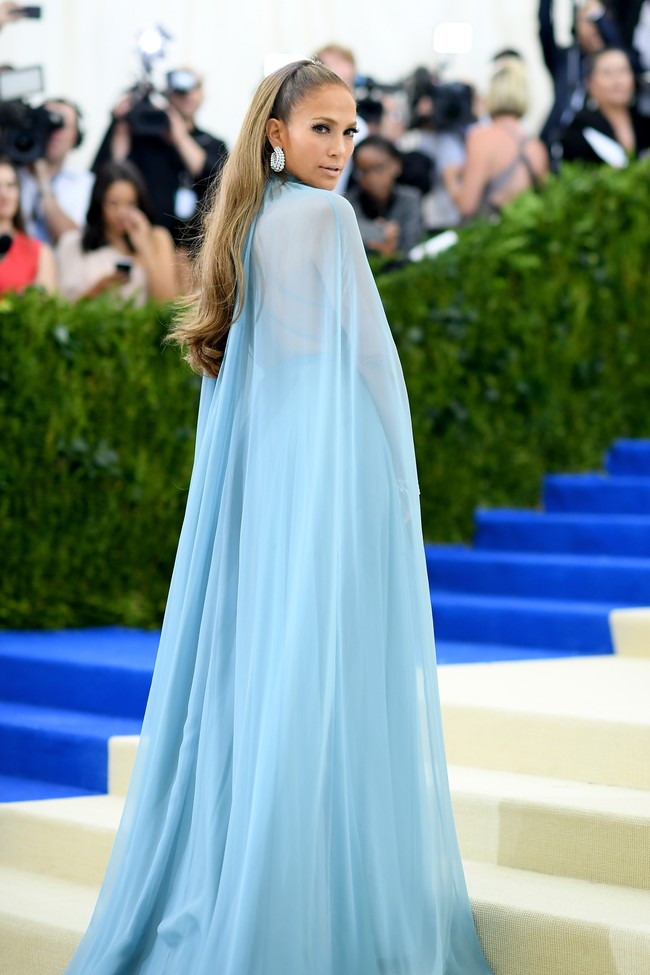Tampilan awet muda Jennifer Lopez juga berkat menghindari tiga hal, yakni alkohol, kopi, dan merokok. Ketiganya memang diketahui kurang baik untuk kesehatan tubuh dan kulit. Itu sangat merusak kulit ketika kamu menua, kata Jen. Foto: Getty Images