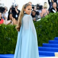 Tampilan awet muda Jennifer Lopez juga berkat menghindari tiga hal, yakni alkohol, kopi, dan merokok. Ketiganya memang diketahui kurang baik untuk kesehatan tubuh dan kulit. Itu sangat merusak kulit ketika kamu menua, kata Jen. Foto: Getty Images