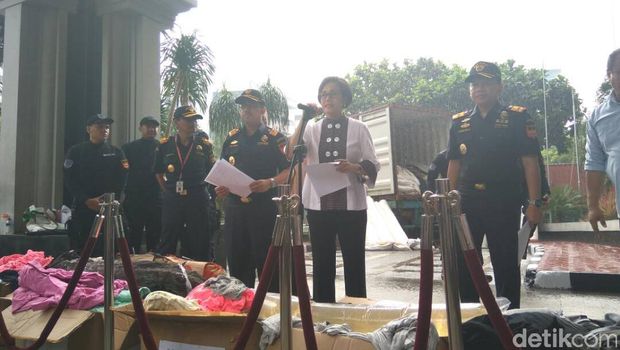 Menteri Keuangan Sri Mulyani dan Dirjen Bea Cukai Heru Pambudi