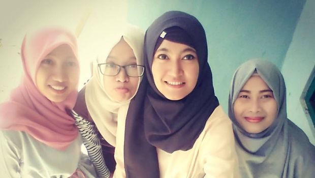 Kisah Guru Berhijab Cantik di Sumba, Jalan 4 Jam Hingga Tak Ada Air