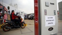 Seorang pengendara motor tengah melintas di gate parkir yang masih gratis.