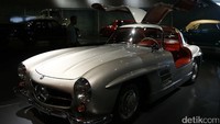 Di Museum ini juga ditampilkan beberapa koleksi mobil yang dipakai oleh selebritis dunia sepeti Nicolas Cage, Lady Diana, Lucas Podolsky serta juga mobil pemimpin keagamaan Paus Pope.