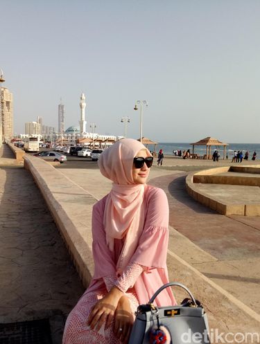Foto: Pesona Citra Kirana Tampil dengan Hijab Serba Pink di Jeddah