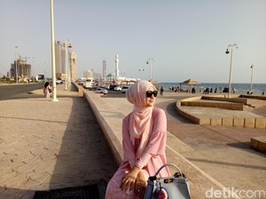 Foto: Pesona Citra Kirana Tampil dengan Hijab Serba Pink di Jeddah