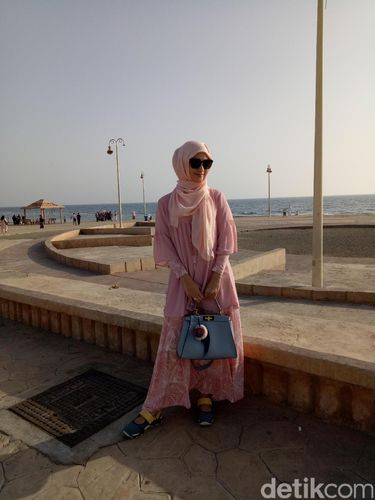 Foto: Pesona Citra Kirana Tampil dengan Hijab Serba Pink di Jeddah