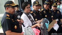 Menteri Keuangan Sri Mulyani siang ini akan memberikan penjelasan mengenai keberhasilan Ditjen Bea dan Cukai Kementerian Keuangan yang membongkar kasus penyelundupan tekstil di Pelabuhan Tanjung Priok, Jakarta Utara, Rabu (3/5/2017).