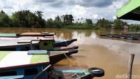 Tempat makan ini berada di tepi Sungai Martapura. Kalau memilih kursi di area pojok, kamu dapat menikmati soto sambil melihat pemandangan sungai (Kurnia/detikTravel)