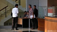 Dira tiba di gedung KPK sekitar pukul 16.15 WIB.
