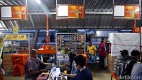 Sedikitnya ada 50 kios pedagang yang berjualan disini.