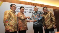 Direktur Utama Bank Mega Kostaman Thayib berjabat tangan dengan Komisaris Utama Andalan Finance Sebastianus H Budi usai penandatanganan kerja sama.