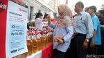 Warga Antre Minyak Goreng Murah di Kemenkeu