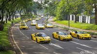 Mobil Ferrari beraneka model namun memiliki satu warna konvoi dengan rapi. Foto: Ferrari