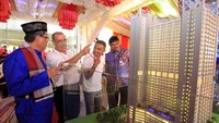 Direktur Utama PT Menara Depok Asri (PT MDA) Alwi Bagir Mulachela (dua kiri) didampingi Direktur Marketing Muchsin Alatas (dua kanan) berbincang dengan Asisten Ekonomi dan Pembangunan Kota Depok Herman Hidayat (kiri) saat peluncuran Superblok Pesona City di Depok, Jawa Barat. Pool/dok. MDA.
