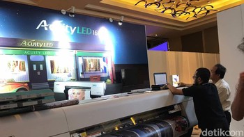 Kita pun dapat melihat mesin cetak foto dengan ukuran besar. (Foto: detikINET/Adi Fida Rahman)