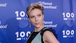 Lady In Blue! Menawannya Scarlett Johansson