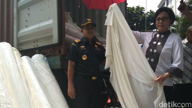 Menteri Keuangan Sri Mulyani dan Dirjen Bea Cukai Heru Pambudi