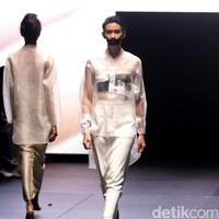 Koleksi terbaru dari Kraton by Auguste Soesastro di Plaza Indonesia Fashion Week 2017. Plaza Indonesia Lt.8, Thamrin. Jakarta. [Foto: Mohammad Abduh/Wolipop]