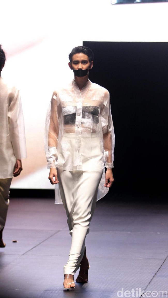 Koleksi terbaru dari Kraton by Auguste Soesastro di Plaza Indonesia Fashion Week 2017. Plaza Indonesia Lt.8, Thamrin. Jakarta. [Foto: Mohammad Abduh/Wolipop]