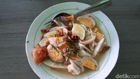 Salah satu tempat makan yang populer di sana adalah Soto Banjar Bang Amat. Traveler dapat menikmati Soto Banjar di sini sejak pagi hingga sore pukul 16.30 WITA (Kurnia/detikTravel)