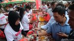 Warga Antre Minyak Goreng Murah di Kemenkeu