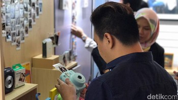 Salah satu stand yang cukup ramai adalah Instax. (Foto: detikINET/Adi Fida Rahman)