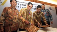 Direktur Kredit Bank Mega Madi Lazuardi dan Direktur Utama Andalan Finance Frans F Rundengan menandatangani naskah kerja sama.