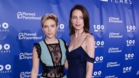 Scarlett pun turut mengajak saudarinya yakni, Vanessa Johansson. Andrew Toth/Getty Images/detikFoto.