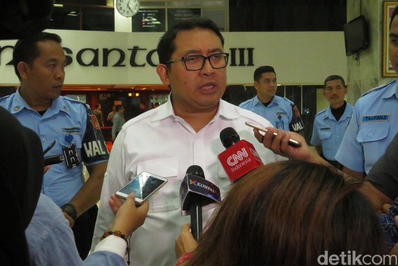 Fadli Zon Tulis Sajak Diktator Kecil, untuk Siapa? Fadli Zon Tulis Sajak Diktator Kecil, untuk Siapa?