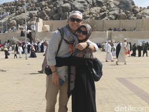 Ben Kasyafani & Istri Petik Pelajaran Cinta Adam & Hawa di Jabal Rahmah