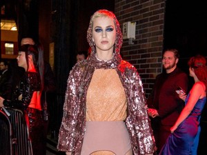 Foto: Gaya Katy Perry Pakai Underwear di Luar Baju Untuk Pesta