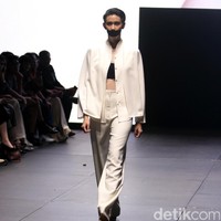 Koleksi terbaru dari Kraton by Auguste Soesastro di Plaza Indonesia Fashion Week 2017. Plaza Indonesia Lt.8, Thamrin. Jakarta. [Foto: Mohammad Abduh/Wolipop]