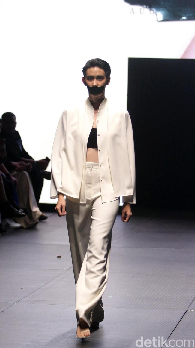 Koleksi terbaru dari Kraton by Auguste Soesastro di Plaza Indonesia Fashion Week 2017. Plaza Indonesia Lt.8, Thamrin. Jakarta. [Foto: Mohammad Abduh/Wolipop]