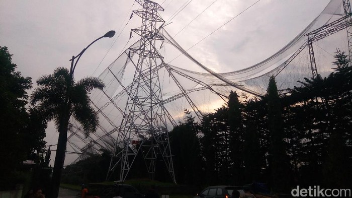 Hujan Badai di Bandung/ Pagar lapangan golf timpa SUTET