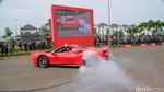 Aksi Bakar Ban Mobil Ferrari