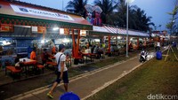 Tempat yang nyaman membuat sejumlah warga yang mampir betah berlama-lama disana.