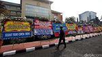 Ratusan Karangan Bunga Penuhi Mabes Polri