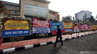 Karangan bunga tersebut diketahui sudah dua hari lalu mulai berdatangan ke Mabes Polri. Jumlahnya kian bertambah hingga hari ini.