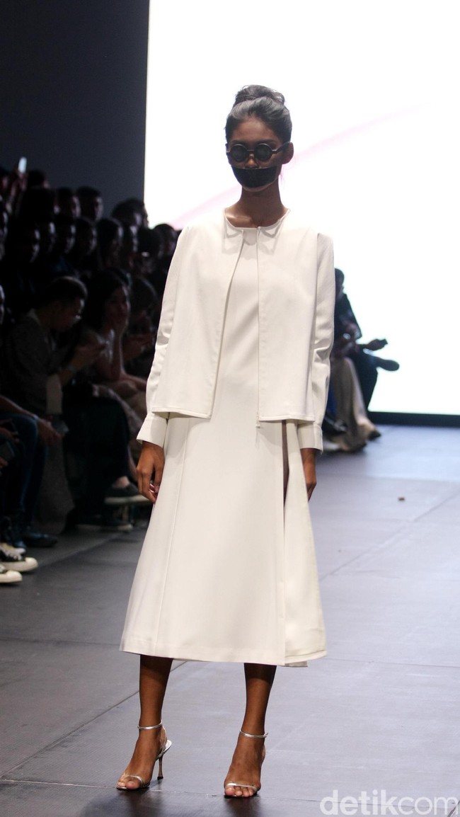 Koleksi terbaru dari Kraton by Auguste Soesastro di Plaza Indonesia Fashion Week 2017. Plaza Indonesia Lt.8, Thamrin. Jakarta. [Foto: Mohammad Abduh/Wolipop]