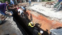 Jembatan amblas karena tergerus air yang masuk ke fondasi tepi sungai lantaran ada yang bocor. Sehingga, semakin lama air menggerus tanah tepian sungai di bawah jembatan.