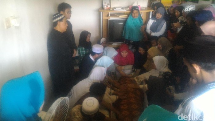 Isak Tangis di Rumah Duka Rizqi, Korban Pohon Tumbang di Depok