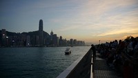 Pemandangan senja di hari ketiga ada di pelabuhan Kota Kaohsiung, Taiwan. Potret senja di sini terlihat jelas dari atas kapal dengan lanskap teluk yang tenang dengan angin yang tak terlalu kencang membuat pemotret amatir cukup bisa menghasilkan foto ciamik (Masaul/detikTravel)